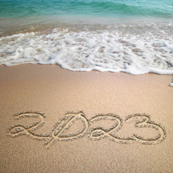 Image de voeux avec le numéro 2023 écrit dans le sable